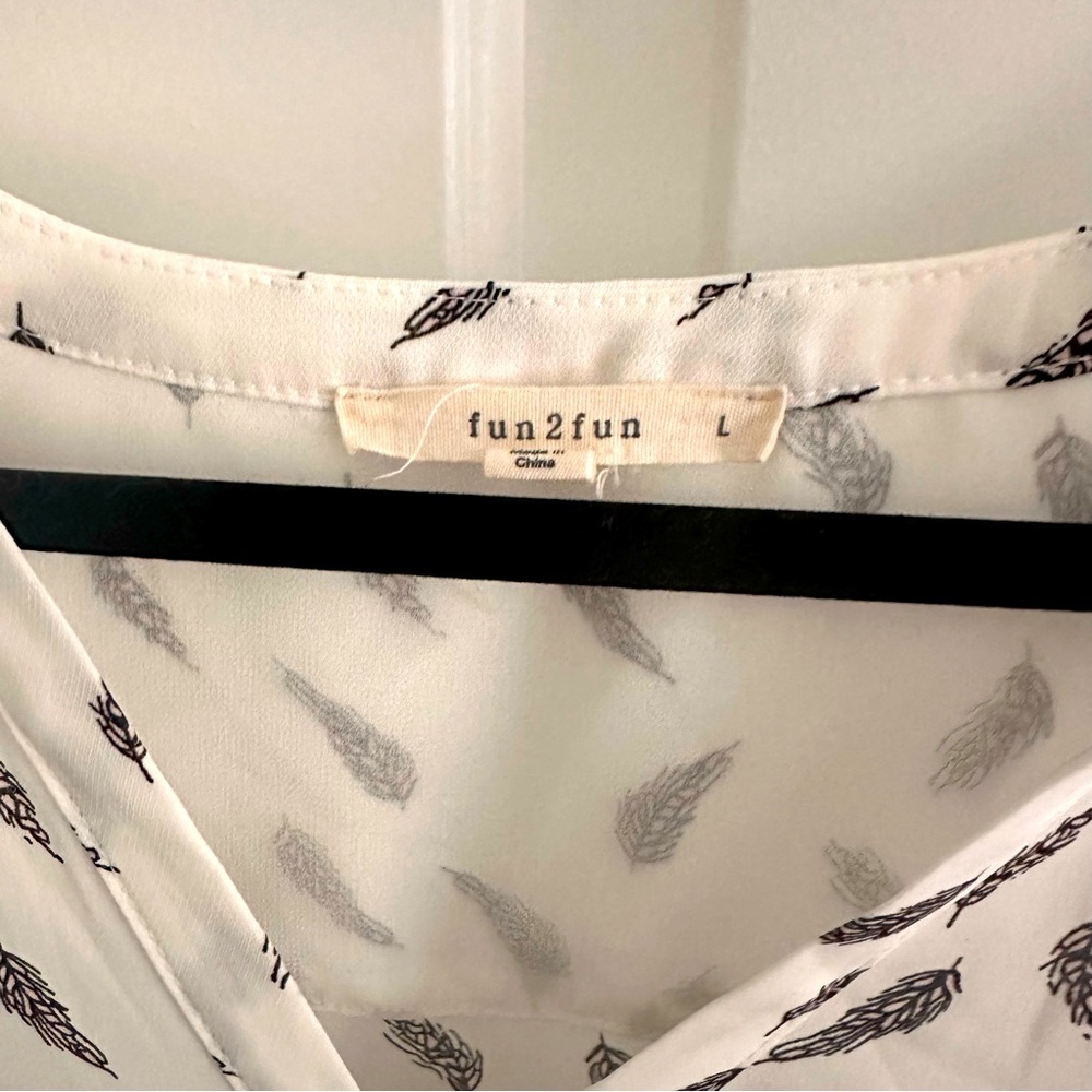 fun 2 fun- White Blouse with Feathers - Picture 5 of 6